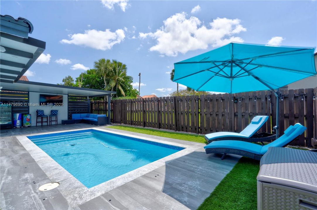 Active With Contract: $654,800 (3 beds, 2 baths, 1679 Square Feet)