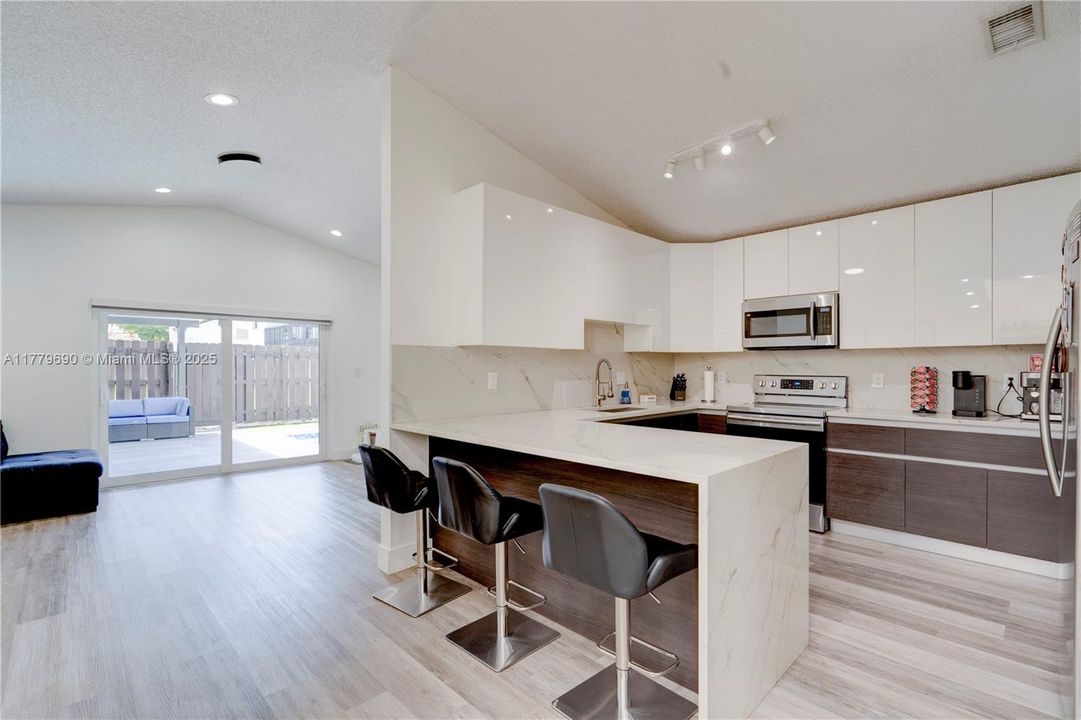 Active With Contract: $654,800 (3 beds, 2 baths, 1679 Square Feet)