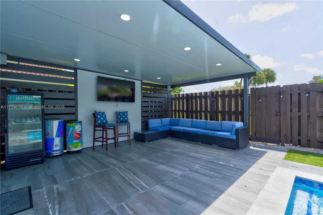 Active With Contract: $654,800 (3 beds, 2 baths, 1679 Square Feet)