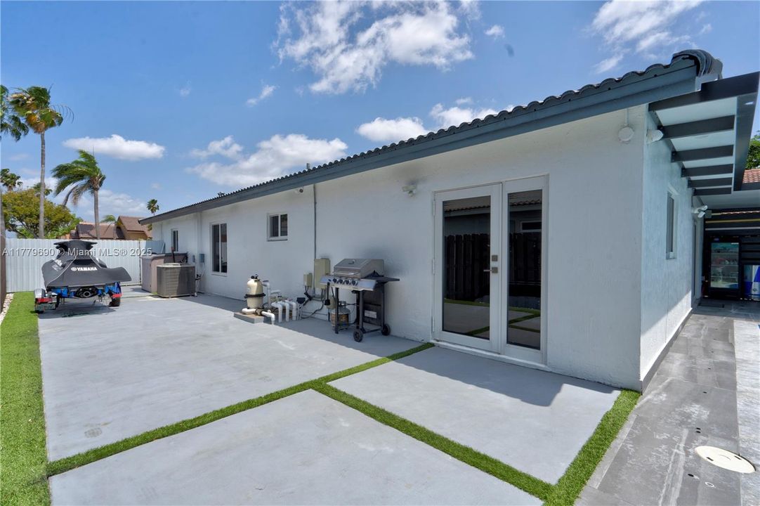 Active With Contract: $654,800 (3 beds, 2 baths, 1679 Square Feet)