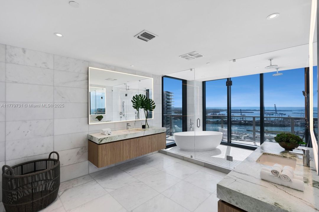 Recently Sold: $7,500,000 (4 beds, 4 baths, 3186 Square Feet)