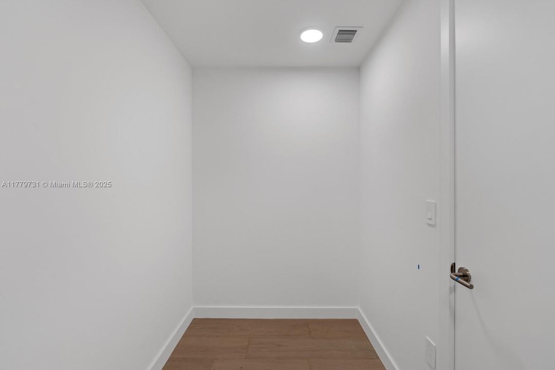 Recently Sold: $7,500,000 (4 beds, 4 baths, 3186 Square Feet)