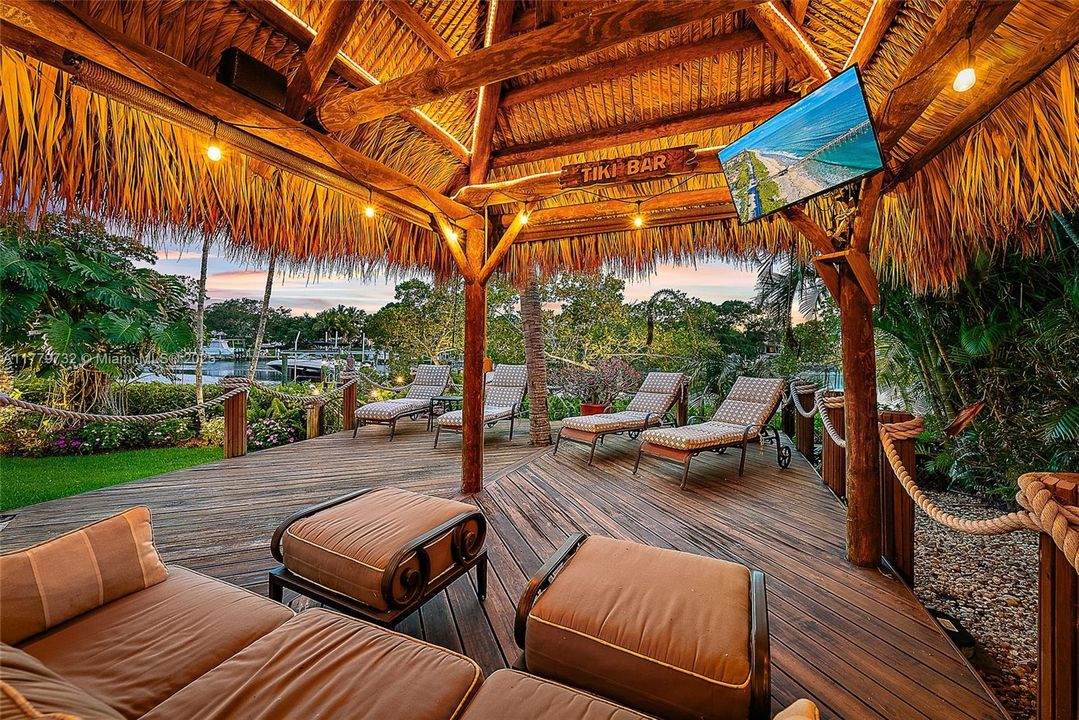 Tiki Hut w Summer Kitchen