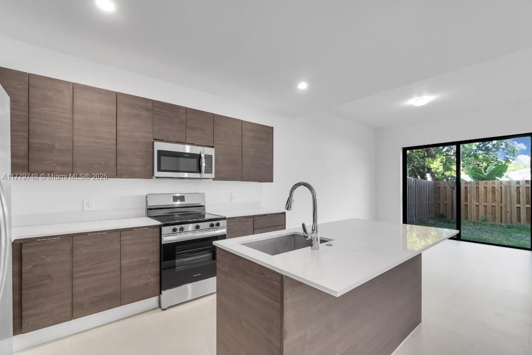 Vendido Recientemente: $430,000 (4 camas, 3 baños, 1760 Pies cuadrados)