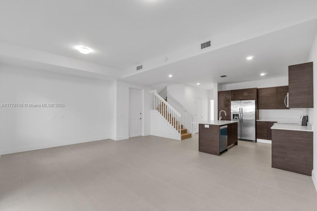 Vendido Recientemente: $430,000 (4 camas, 3 baños, 1760 Pies cuadrados)