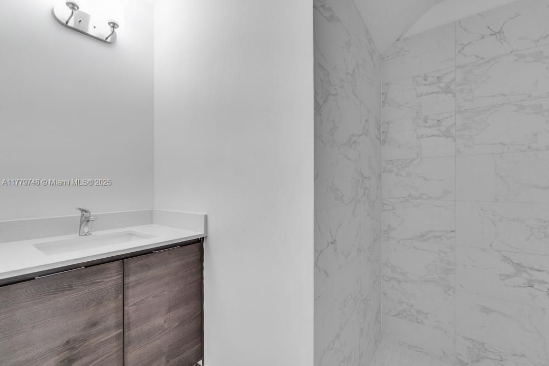 Vendido Recientemente: $430,000 (4 camas, 3 baños, 1760 Pies cuadrados)