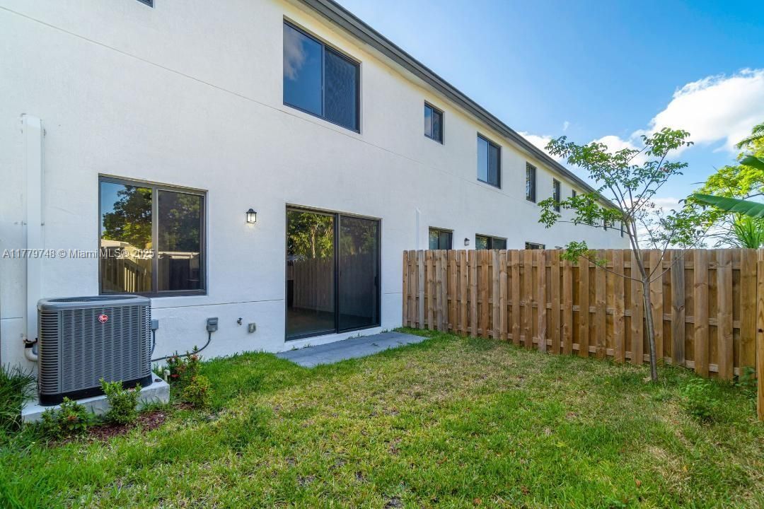 Vendido Recientemente: $430,000 (4 camas, 3 baños, 1760 Pies cuadrados)