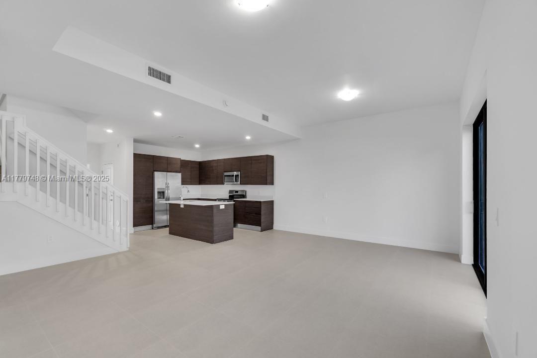 Vendido Recientemente: $430,000 (4 camas, 3 baños, 1760 Pies cuadrados)