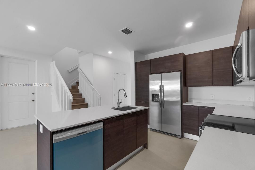 Vendido Recientemente: $430,000 (4 camas, 3 baños, 1760 Pies cuadrados)