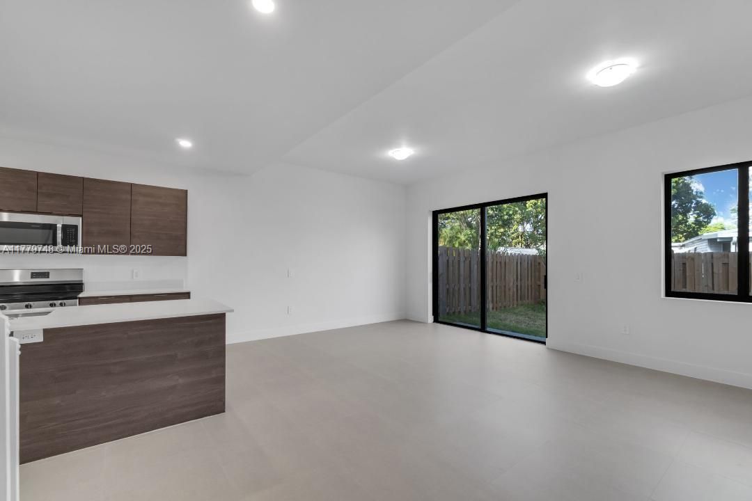 Vendido Recientemente: $430,000 (4 camas, 3 baños, 1760 Pies cuadrados)