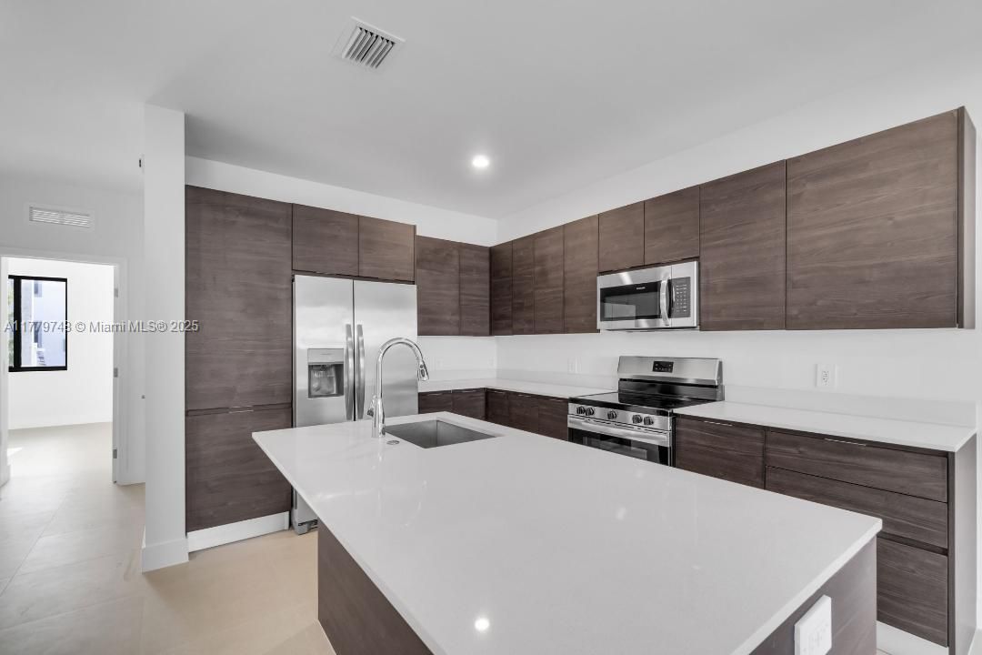 Vendido Recientemente: $430,000 (4 camas, 3 baños, 1760 Pies cuadrados)