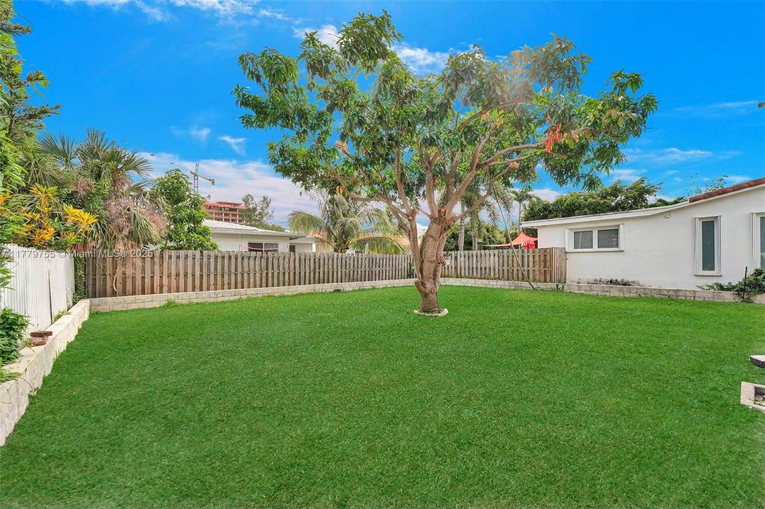 最近售出: $1,400,000 (3 贝兹, 2 浴室, 1313 平方英尺)