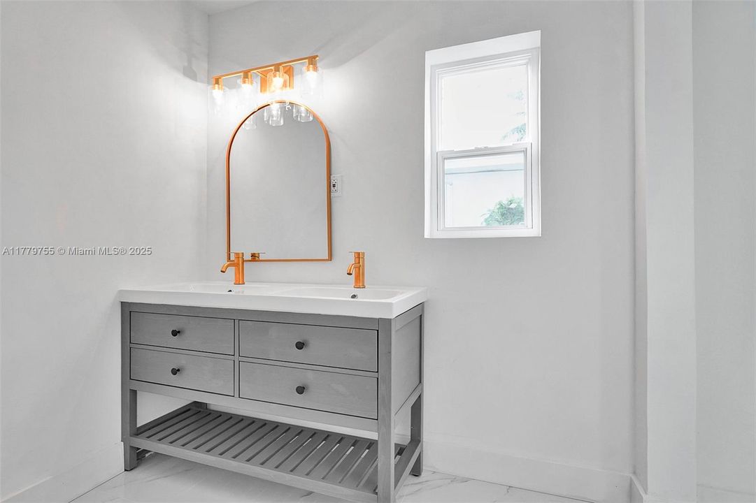 最近售出: $1,400,000 (3 贝兹, 2 浴室, 1313 平方英尺)