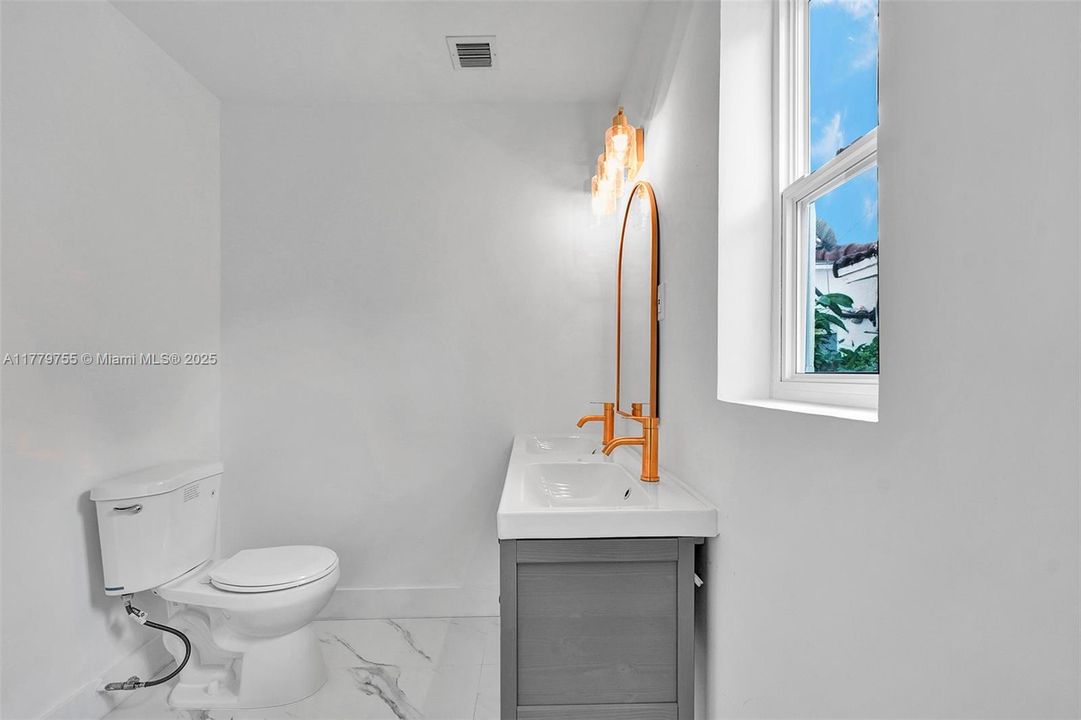 最近售出: $1,400,000 (3 贝兹, 2 浴室, 1313 平方英尺)