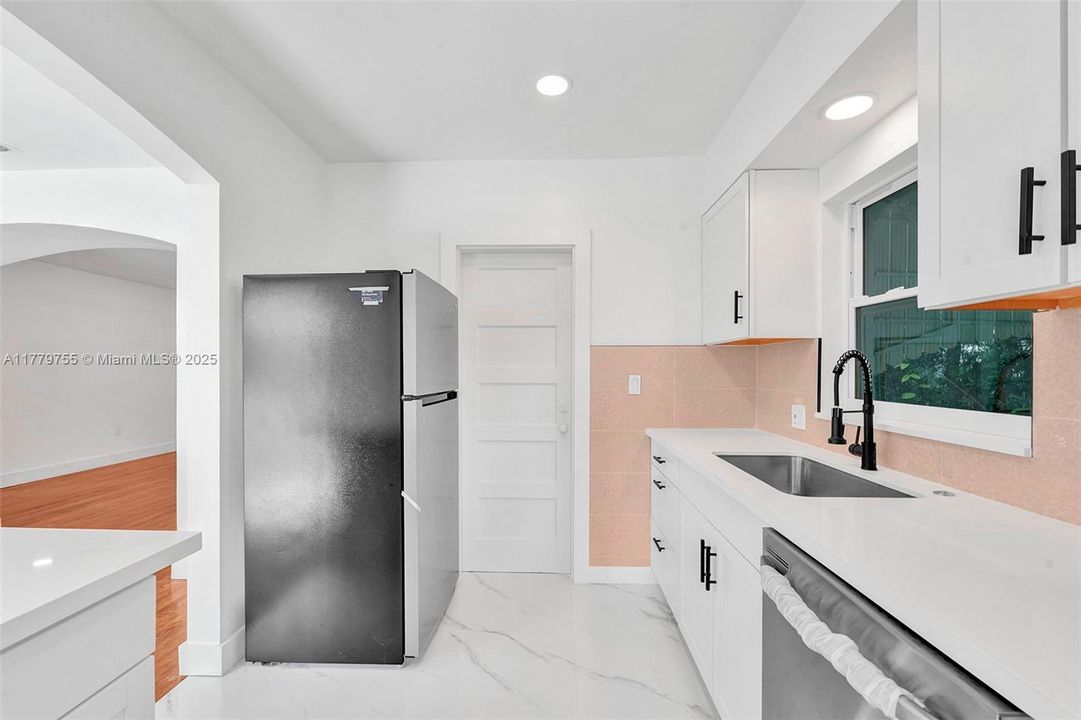 最近售出: $1,400,000 (3 贝兹, 2 浴室, 1313 平方英尺)