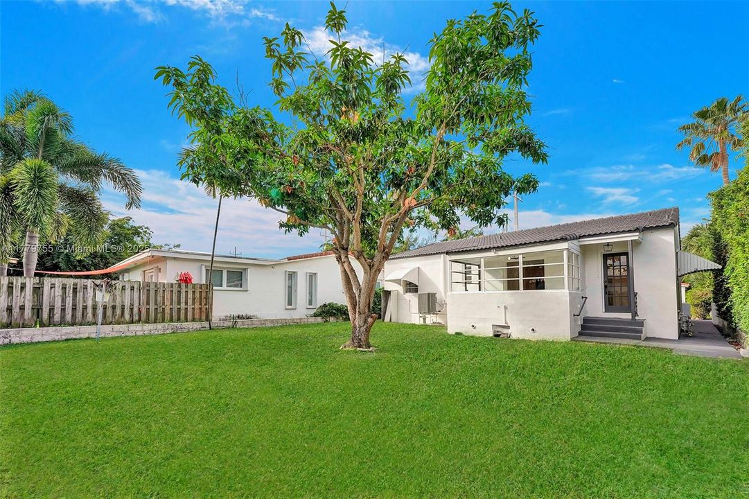 最近售出: $1,400,000 (3 贝兹, 2 浴室, 1313 平方英尺)