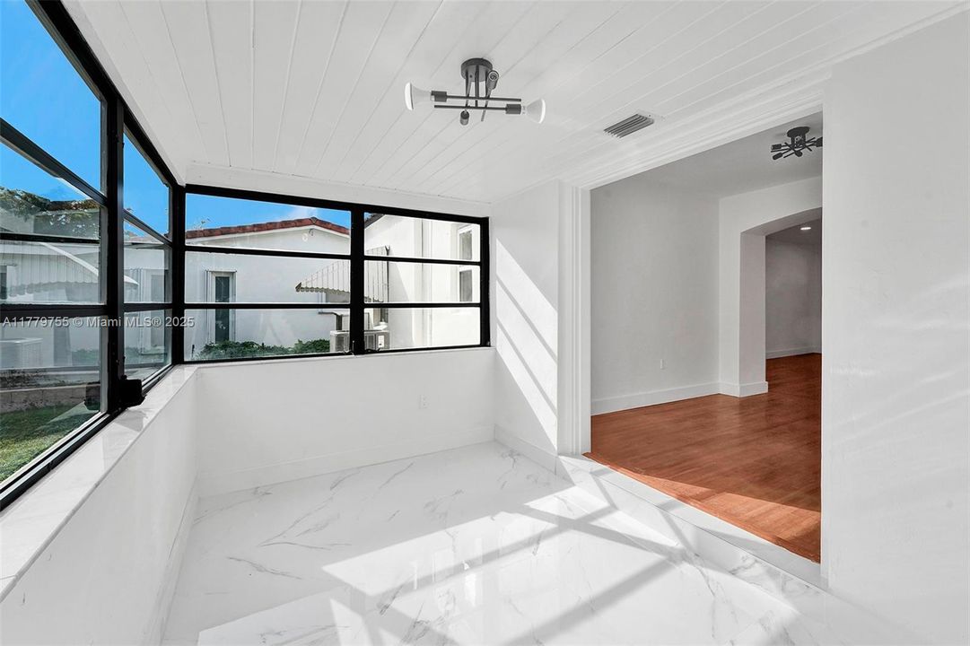 最近售出: $1,400,000 (3 贝兹, 2 浴室, 1313 平方英尺)