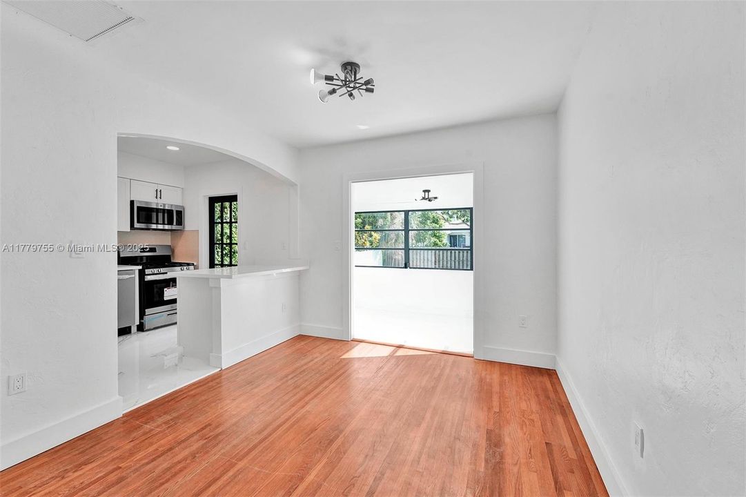 最近售出: $1,400,000 (3 贝兹, 2 浴室, 1313 平方英尺)