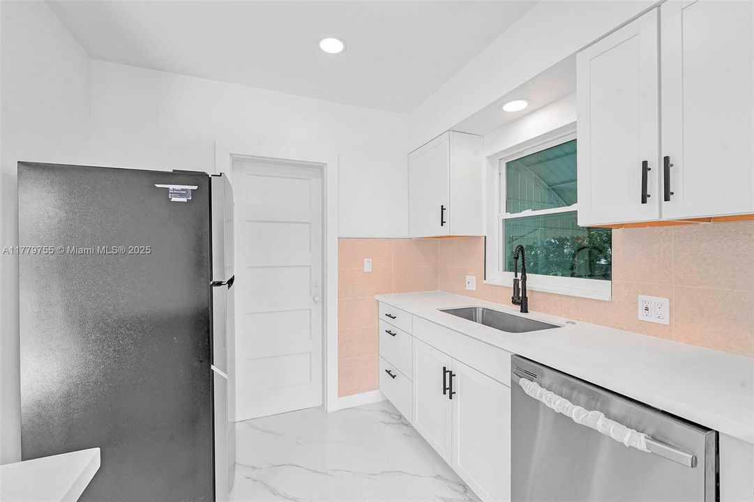 最近售出: $1,400,000 (3 贝兹, 2 浴室, 1313 平方英尺)