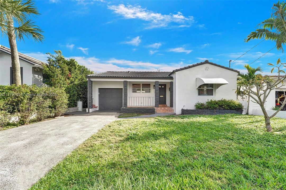 最近售出: $1,400,000 (3 贝兹, 2 浴室, 1313 平方英尺)