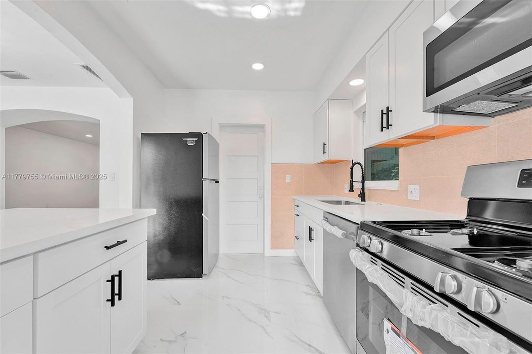 最近售出: $1,400,000 (3 贝兹, 2 浴室, 1313 平方英尺)