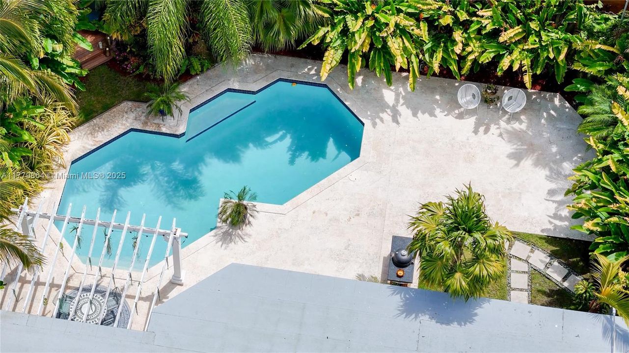 Recently Sold: $2,375,000 (3 beds, 3 baths, 2613 Square Feet)