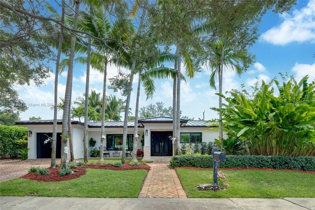 Recently Sold: $2,375,000 (3 beds, 3 baths, 2613 Square Feet)