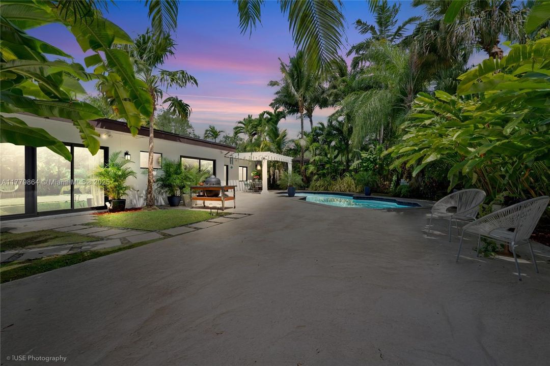 Recently Sold: $2,375,000 (3 beds, 3 baths, 2613 Square Feet)