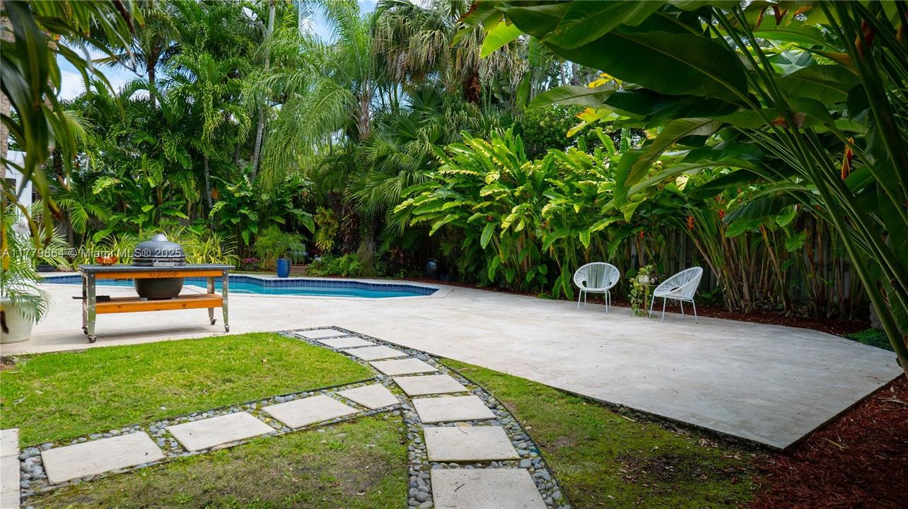 Recently Sold: $2,375,000 (3 beds, 3 baths, 2613 Square Feet)