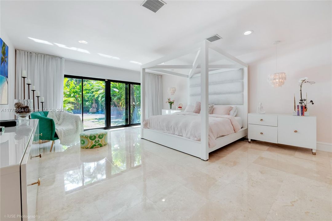 Recently Sold: $2,375,000 (3 beds, 3 baths, 2613 Square Feet)