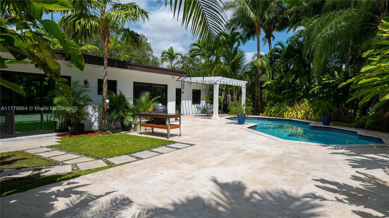 Recently Sold: $2,375,000 (3 beds, 3 baths, 2613 Square Feet)