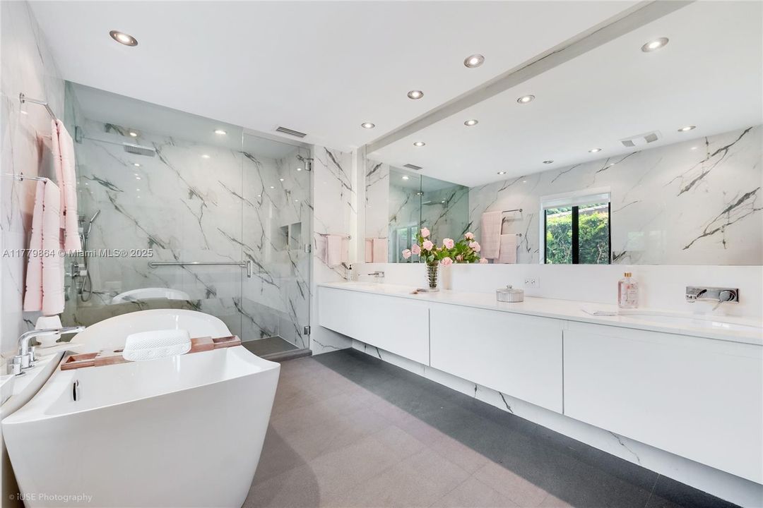 Recently Sold: $2,375,000 (3 beds, 3 baths, 2613 Square Feet)