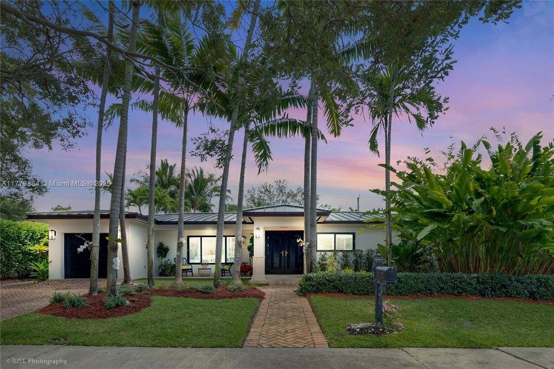 Recently Sold: $2,375,000 (3 beds, 3 baths, 2613 Square Feet)