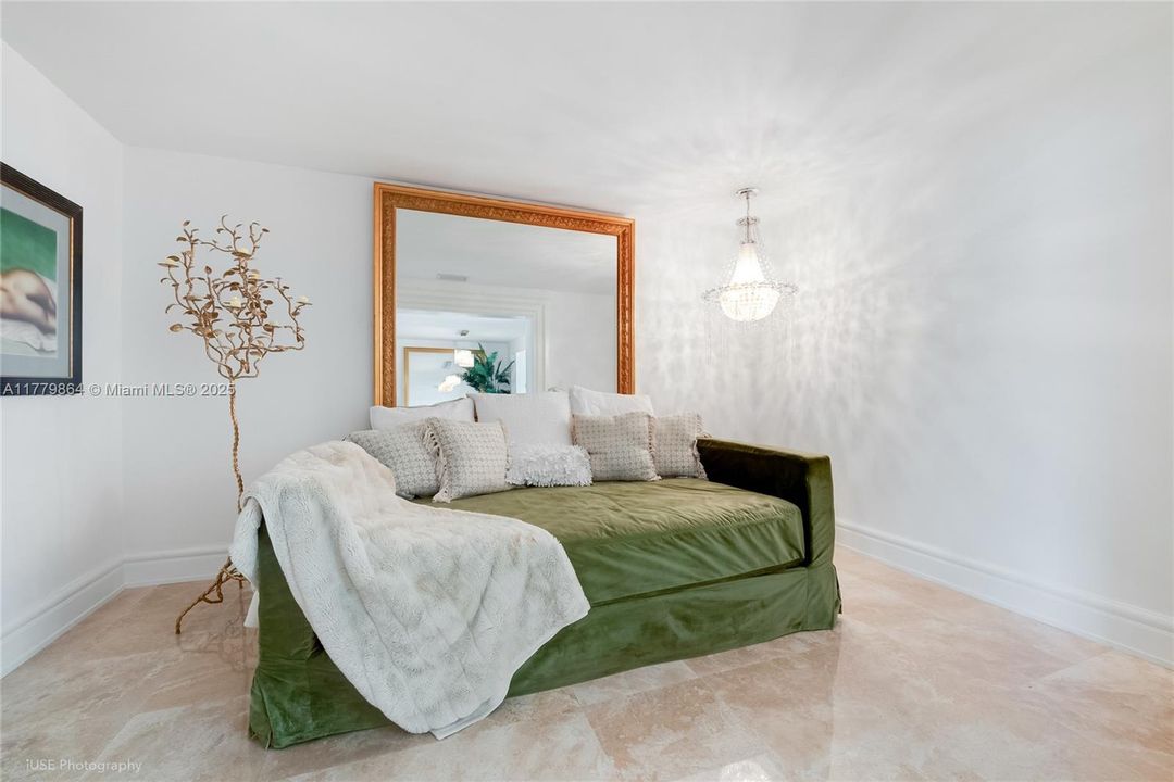 Recently Sold: $2,375,000 (3 beds, 3 baths, 2613 Square Feet)