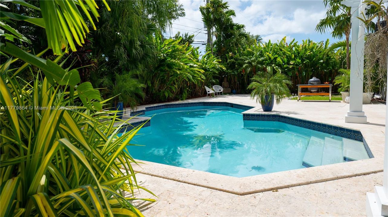 Recently Sold: $2,375,000 (3 beds, 3 baths, 2613 Square Feet)