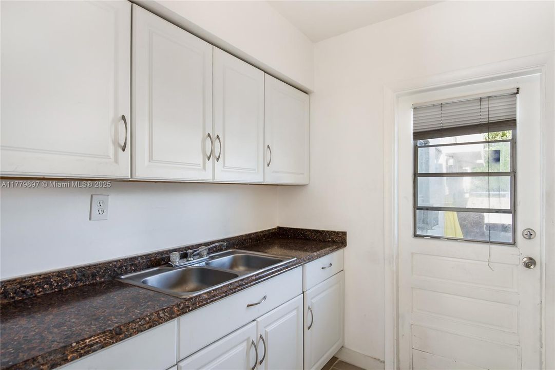 Active With Contract: $165,000 (1 beds, 1 baths, 578 Square Feet)
