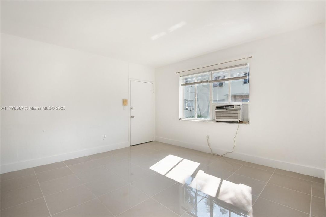 Active With Contract: $165,000 (1 beds, 1 baths, 578 Square Feet)