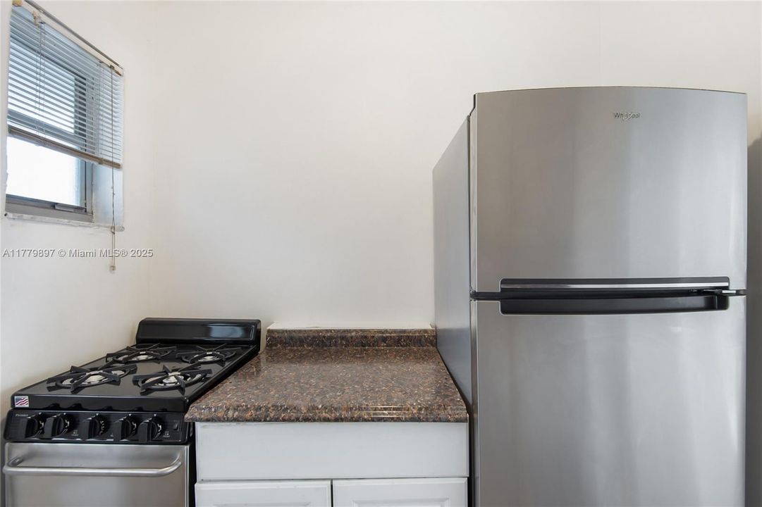 Active With Contract: $165,000 (1 beds, 1 baths, 578 Square Feet)