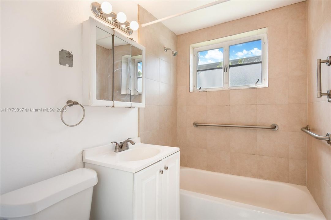 Active With Contract: $165,000 (1 beds, 1 baths, 578 Square Feet)