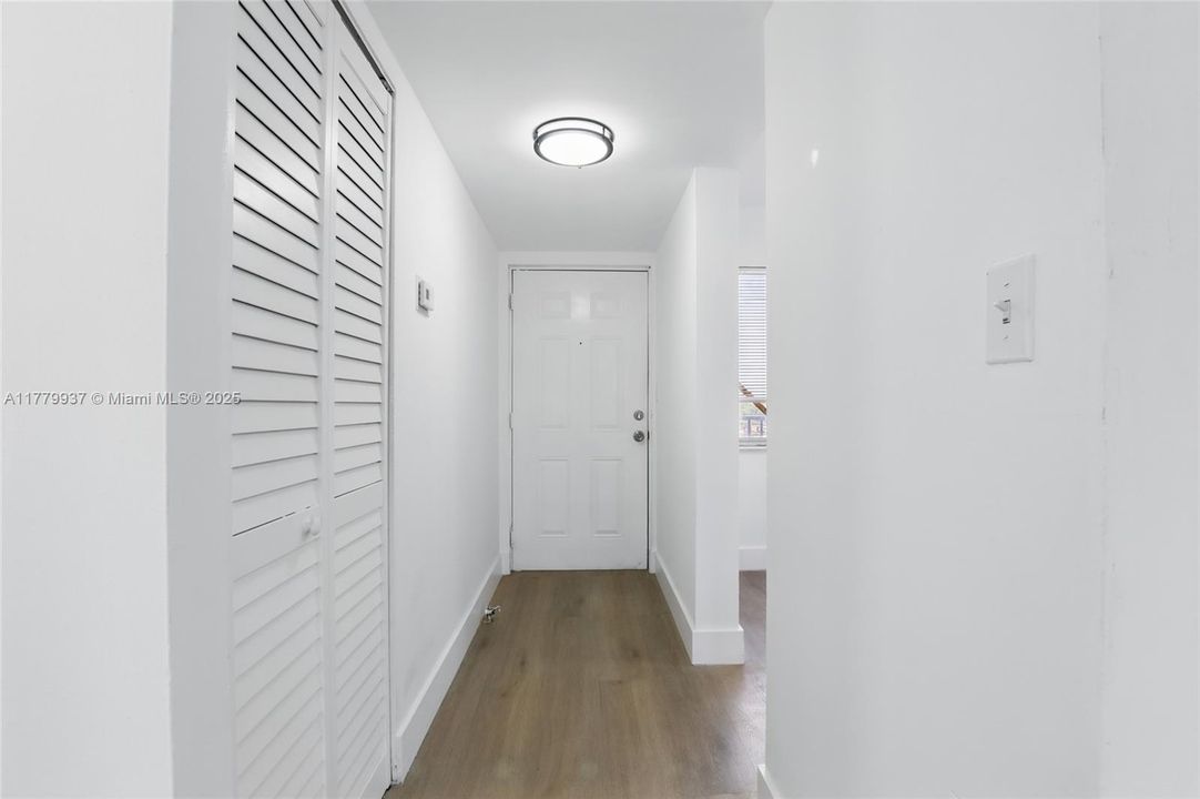 На продажу: $289,000 (2 спален, 2 ванн, 832 Квадратных фут)