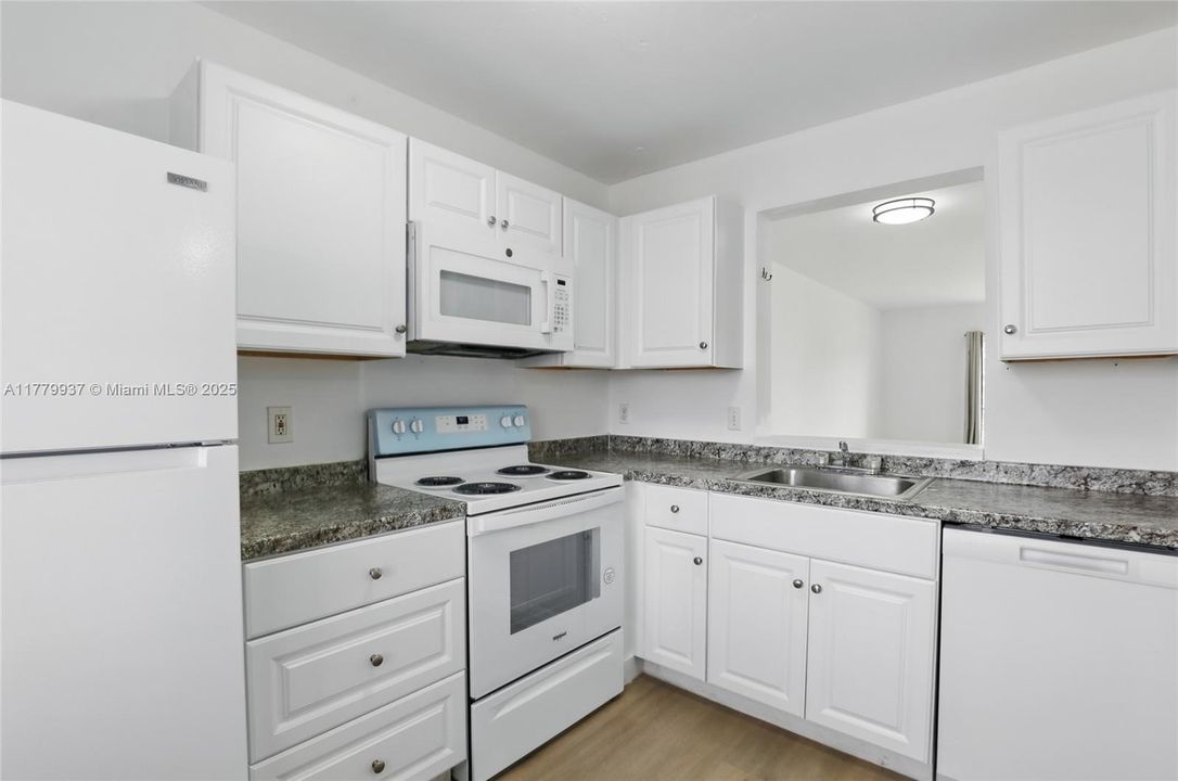 На продажу: $289,000 (2 спален, 2 ванн, 832 Квадратных фут)