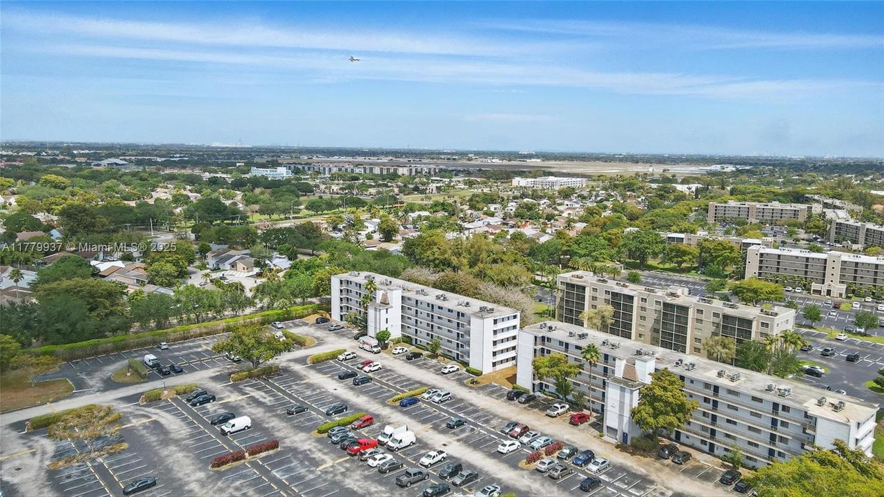 На продажу: $289,000 (2 спален, 2 ванн, 832 Квадратных фут)