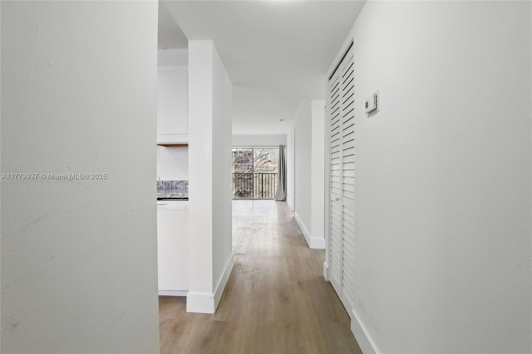 На продажу: $289,000 (2 спален, 2 ванн, 832 Квадратных фут)