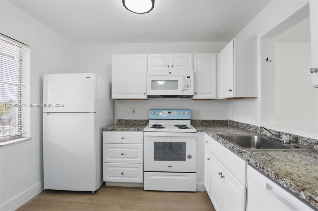 На продажу: $289,000 (2 спален, 2 ванн, 832 Квадратных фут)