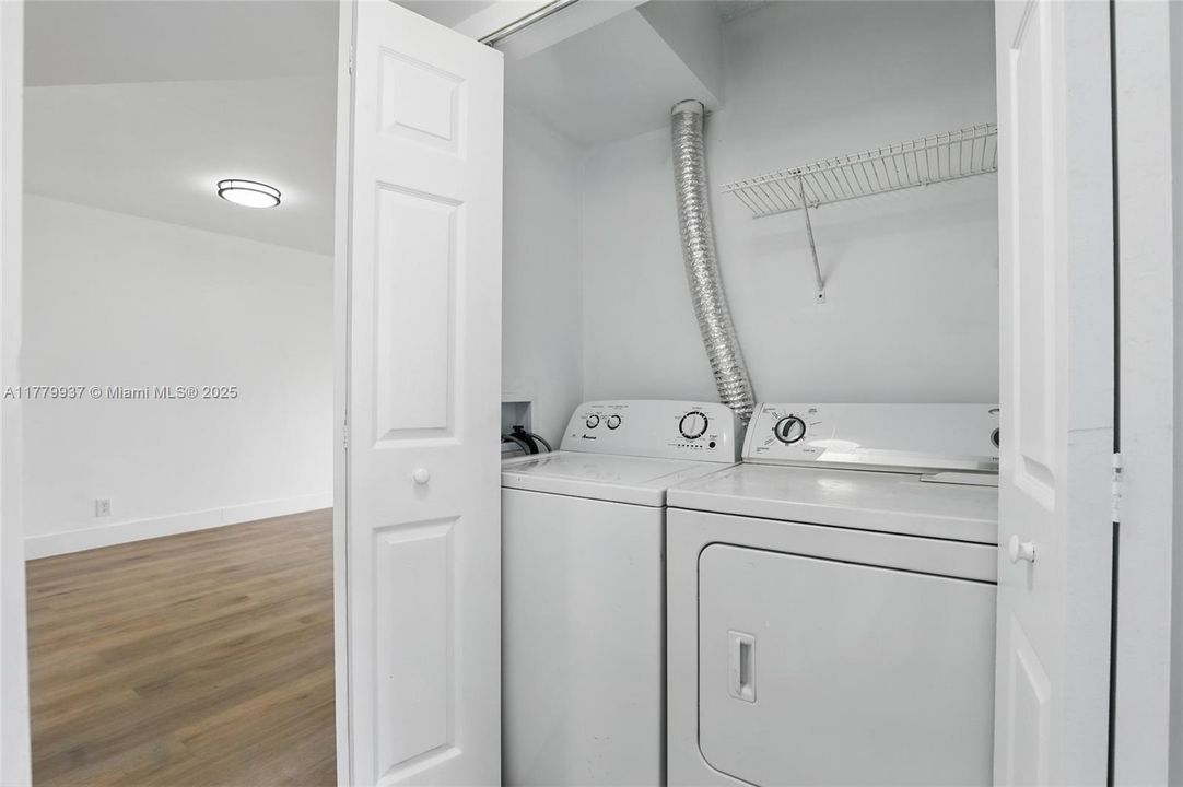 На продажу: $289,000 (2 спален, 2 ванн, 832 Квадратных фут)
