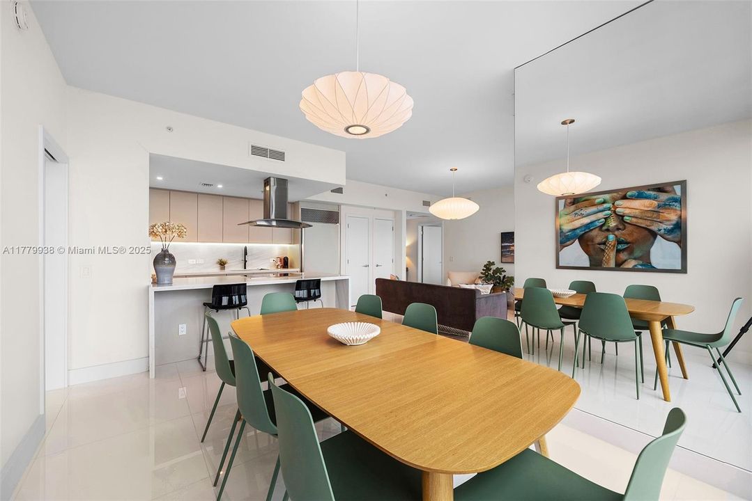 合同活跃: $12,000 (2 贝兹, 2 浴室, 1280 平方英尺)