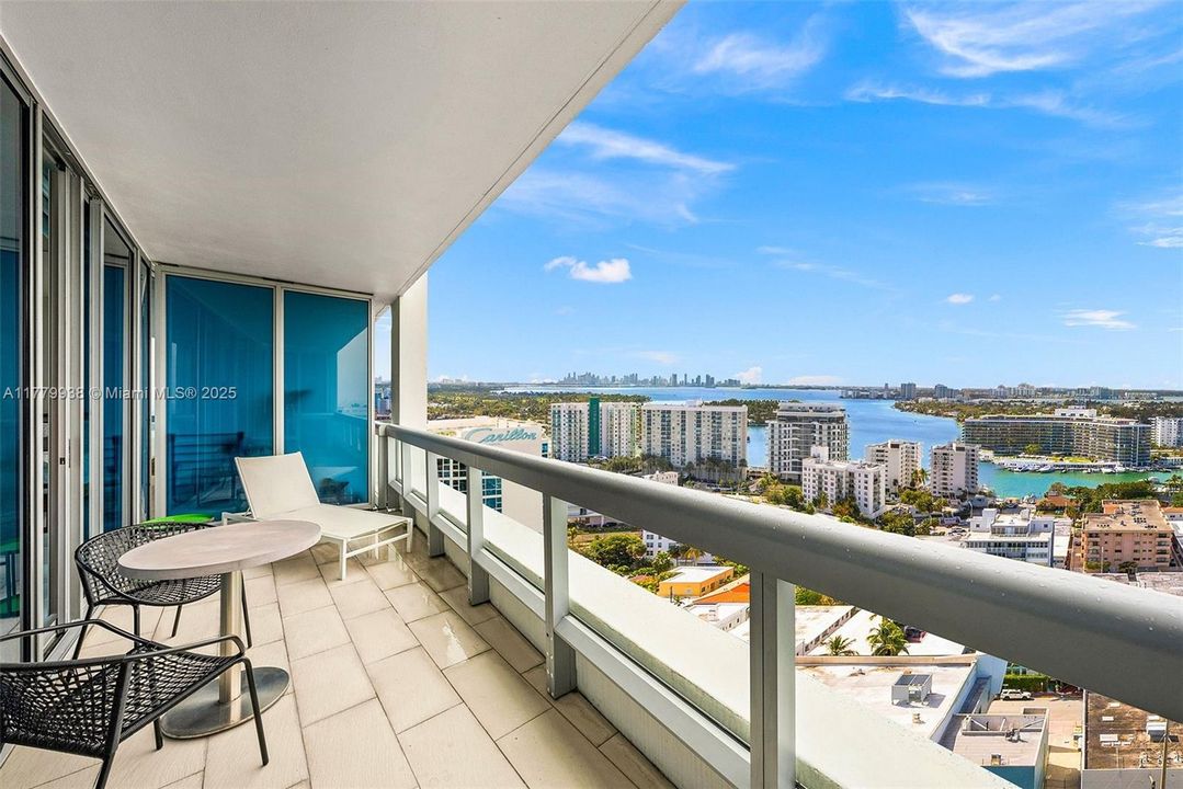 合同活跃: $12,000 (2 贝兹, 2 浴室, 1280 平方英尺)