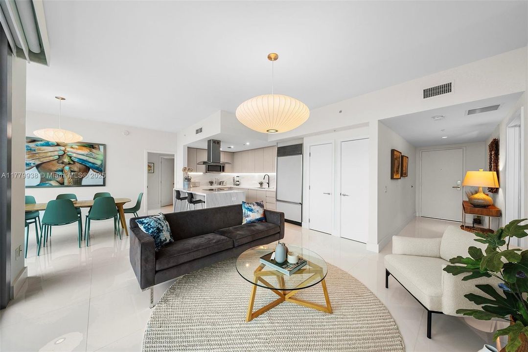 合同活跃: $12,000 (2 贝兹, 2 浴室, 1280 平方英尺)