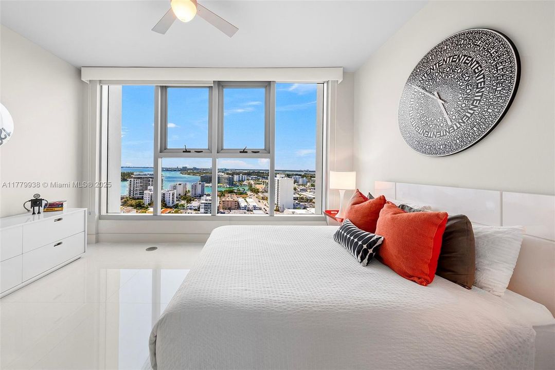 合同活跃: $12,000 (2 贝兹, 2 浴室, 1280 平方英尺)