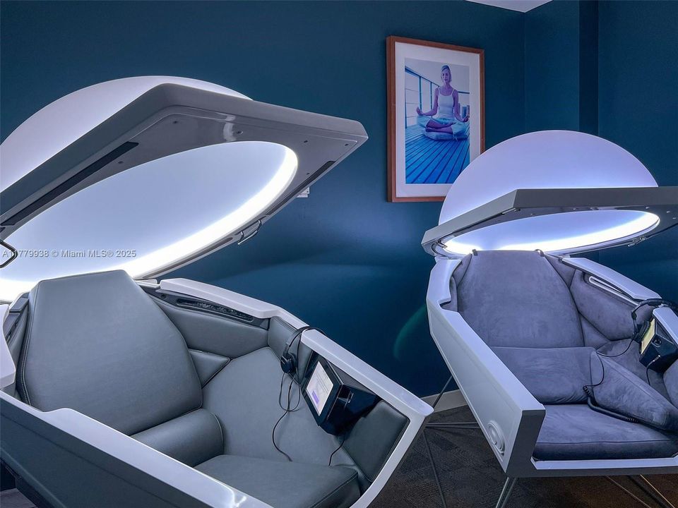 合同活跃: $12,000 (2 贝兹, 2 浴室, 1280 平方英尺)